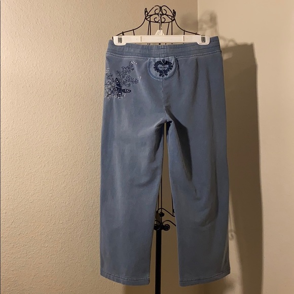 Adorable Vertigo Capris ButterflyDetail Sweatpants - Picture 3 of 8